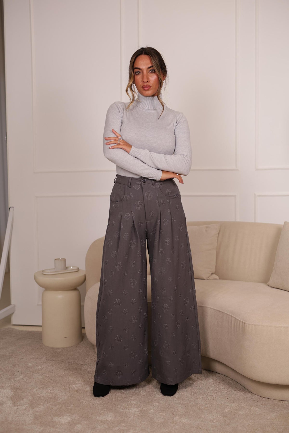 Calça Pantalona c/ relevo Flor - CINZA