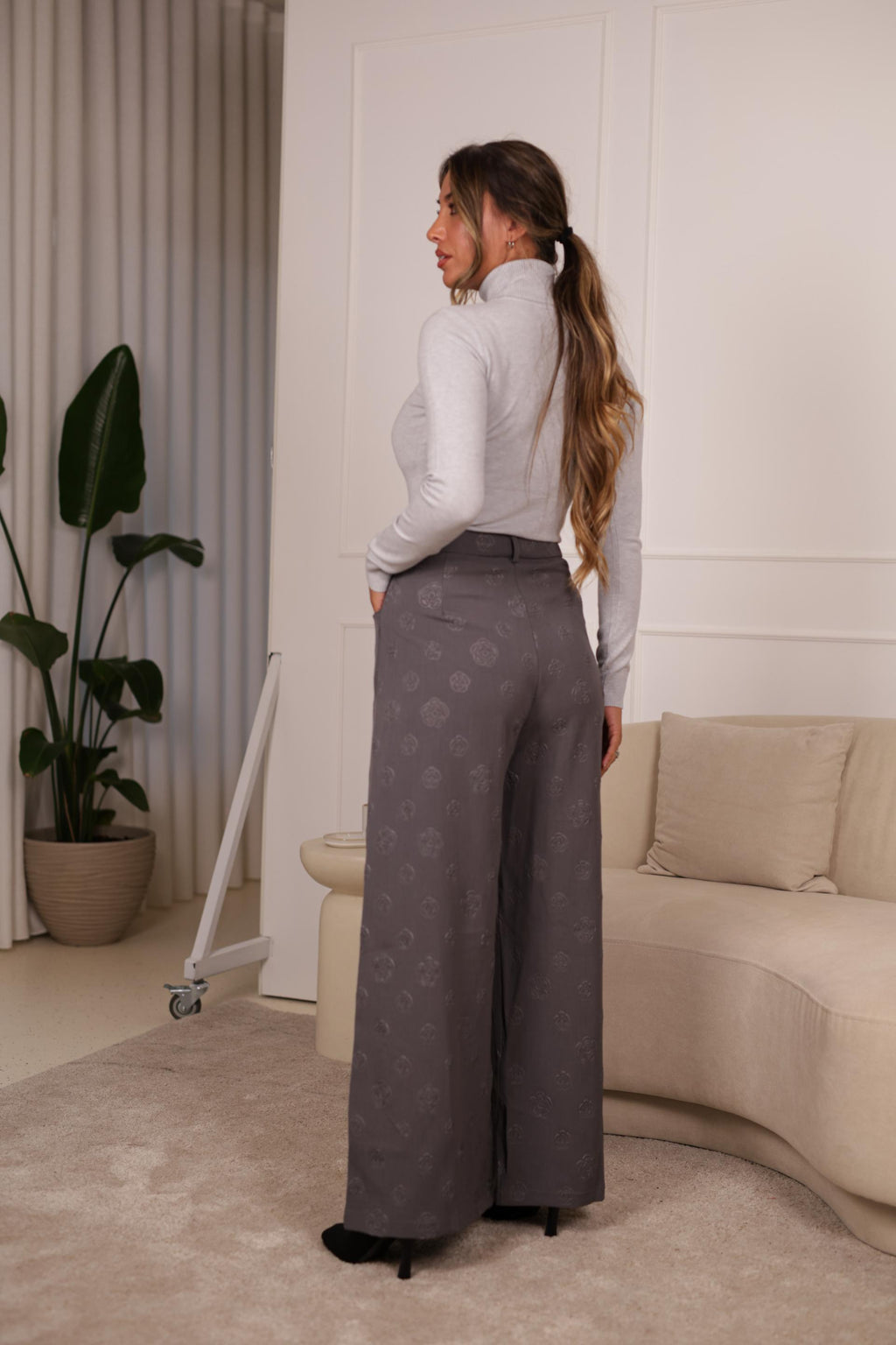 Calça Pantalona c/ relevo Flor - CINZA