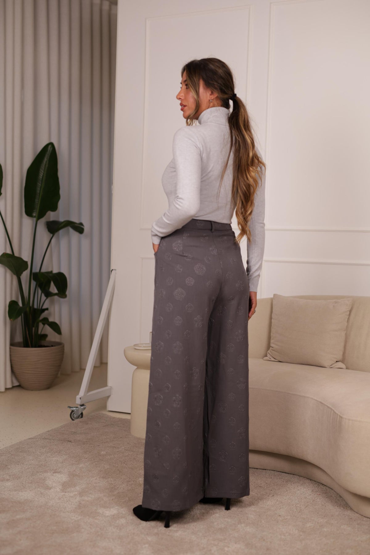 Calça Pantalona c/ relevo Flor - CINZA
