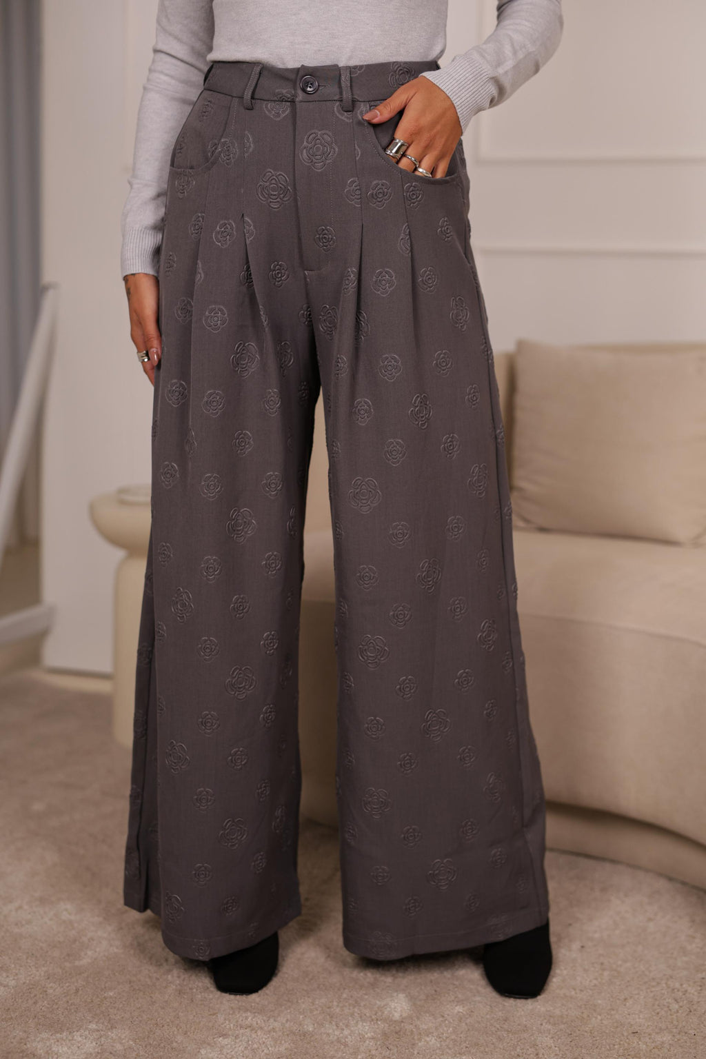 Calça Pantalona c/ relevo Flor - CINZA