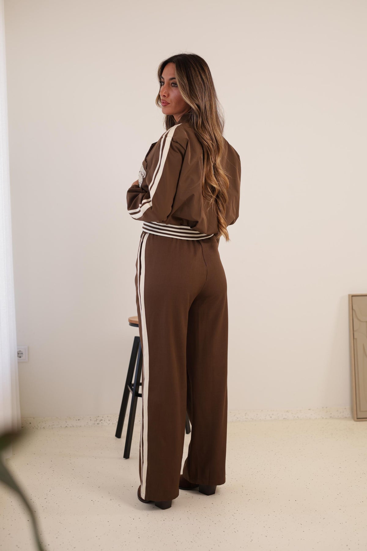 Fato Desportivo Castanho com Blazer Cropped e Calças de Perna Direita
