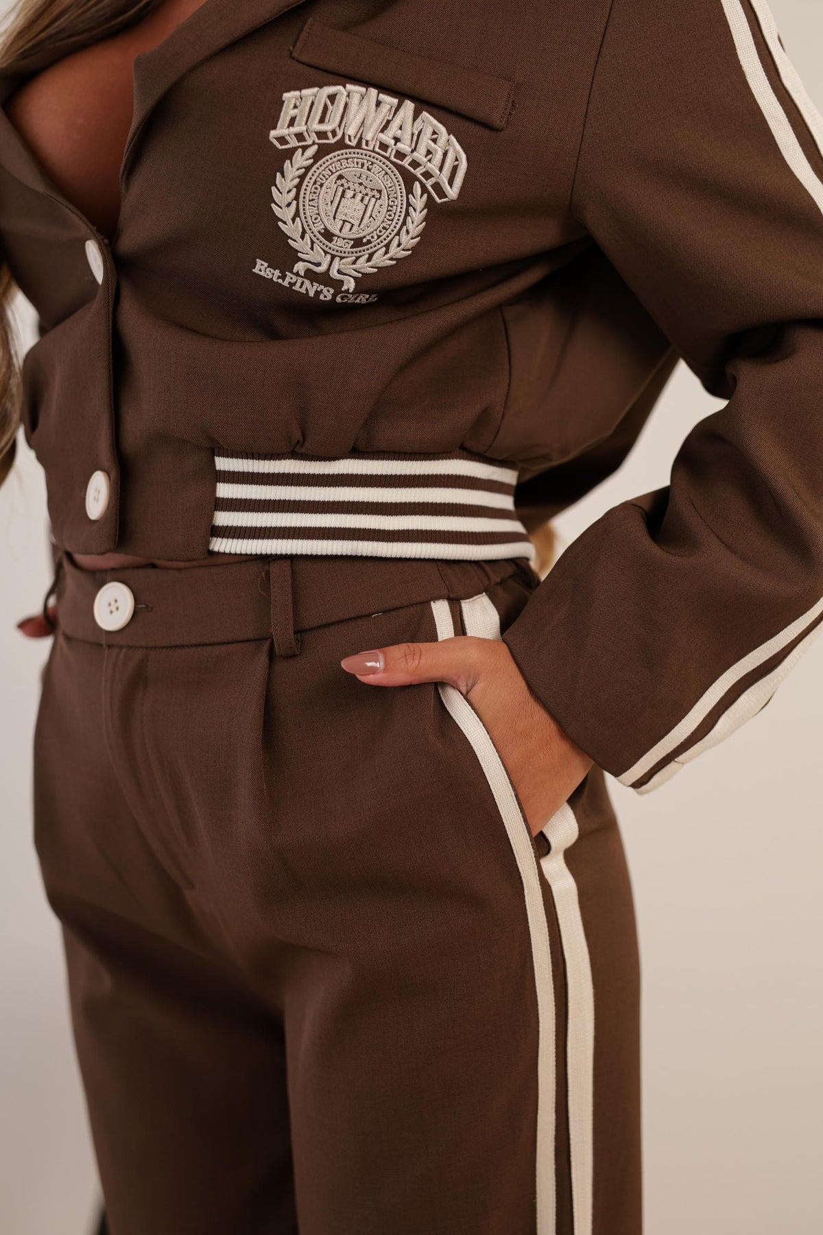 Fato Desportivo Castanho com Blazer Cropped e Calças de Perna Direita