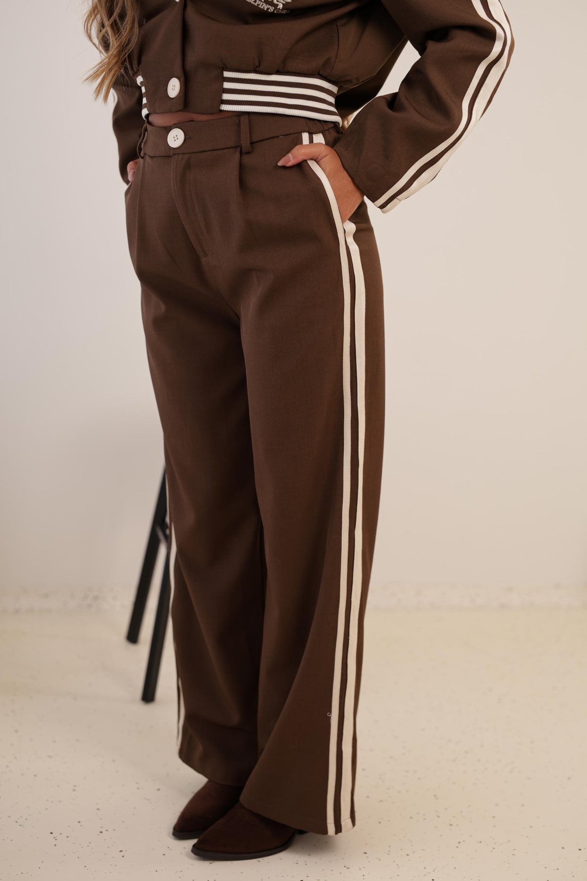 Fato Desportivo Castanho com Blazer Cropped e Calças de Perna Direita