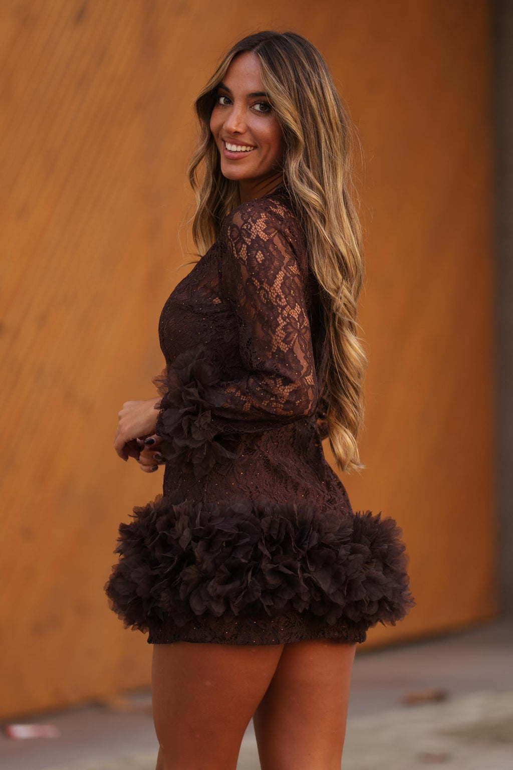 Vestido Curto em Renda com Aplicações Florais – Castanho