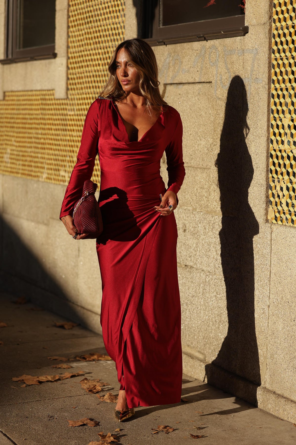 Vestido Longo Red Glam – Decote Draped & Fenda Lateral