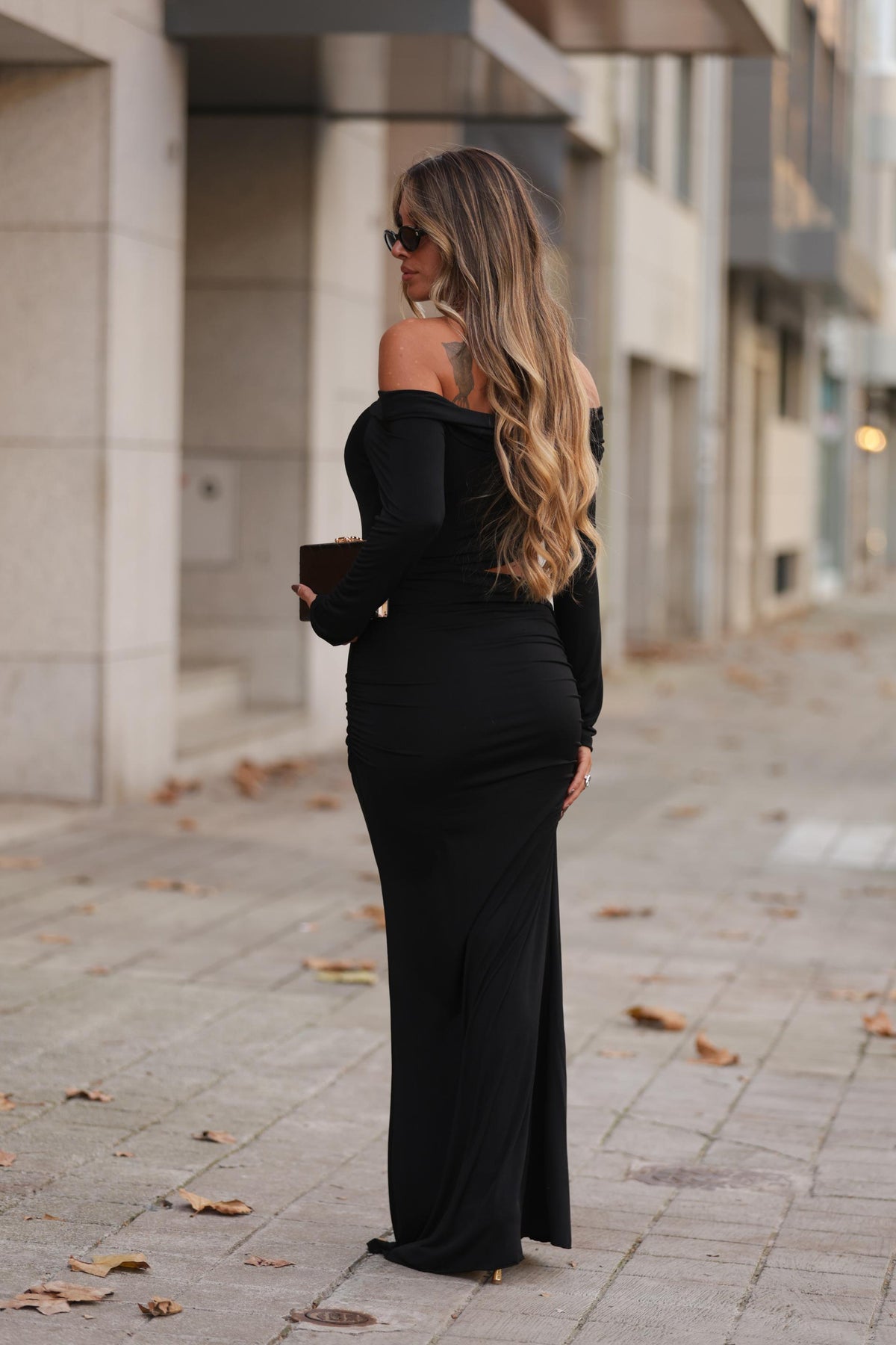Vestido Longo Black Sculpt – Ombro Caído & Recorte Lateral Elegante